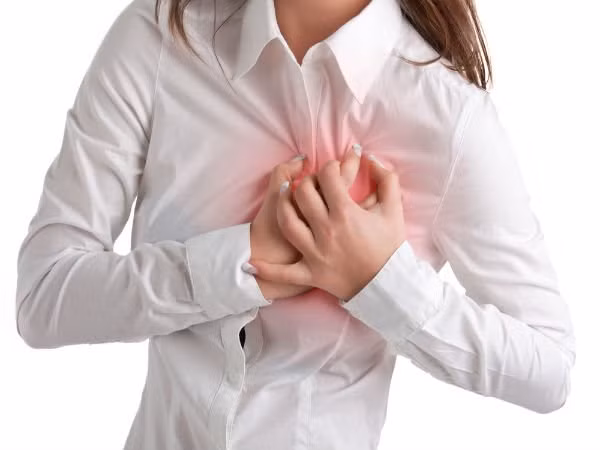 Ho mãn tính hoặc đau ngực: Bệnh bạch cầu và u phổi có thể gây ra các triệu chứng như ho hoặc viêm phế quản. Ngoài ra, bệnh nhân bị ung thư phổi cũng có dấu hiệu kèm theo là đau, tức ngực kéo dài.