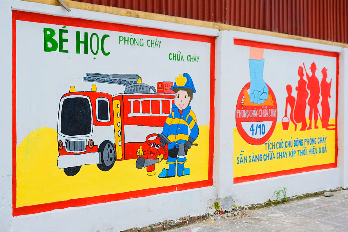 Theo tìm hiểu, hoạt động vẽ tranh bích họa trên được đoàn thanh niên Học viện Công nghệ Bưu chính viễn thông phối hợp cùng Đoàn thanh niên phường Mỗ Lao (quận Hà Đông) lên kế hoạch thực hiện khi nhận thấy sự nhếch nhác của những bức tường đoạn tại đây gây ra cảnh mất mỹ quan.