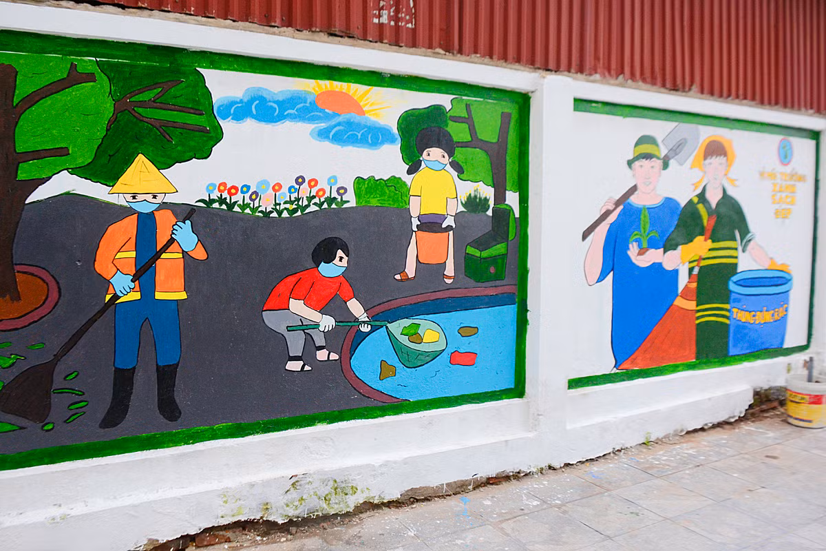 Trong những bức tranh bích họa sinh động này, có nhiều tranh tuyên truyền về việc thu gom rác thải...