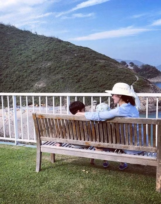 Sau những rắc rối về mối tình "giật chồng", người đẹp lai hai dòng máu Bồ Đào Nha và Trung Quốc - Lý Gia Hân đang có cuộc sống hạnh phúc bên người chồng đại gia của mình. Mới đây, Lý Gia Hân đăng tải trên Weibo hình ảnh tại khu biệt thự Shek O, Hong Kong, một phần trong tài sản của gia đình chồng.