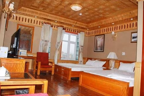Khách sạn kiêm nơi bán hàng giải khát, giải trí này khiến nhiều du khách không khỏi choáng ngợp trước nội thất và bày trí xa hoa. Đa số vật dụng được làm bằng gỗ đắt tiền và đồ gốm sứ quý giá. Ảnh: Tiền Phong.