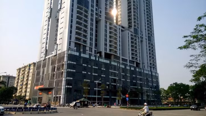 Theo thiết kế, công trình có quy mô cao 36 tầng nổi, 2 tầng hầm, gồm 2 đơn nguyên chung khối đế từ tầng 1 đến tầng 6, tầng hầm bố trí phòng kỹ thuật, gara để xe; từ tầng 1 bố trí khu vực thương mại, tầng 2 đến tầng 6 bố trí khu vực văn phòng cho thuê, từ tầng 7 đến tầng 36 là căn hộ để ở, 2 tầng áp mái bố trí các căn hộ Penhouse, tầng kỹ thuật trên cùng bố trí phòng kỹ thuật. Ảnh: chobatdongsan.com.vn.