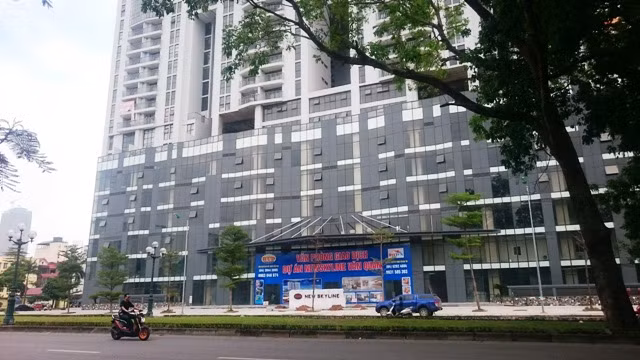 Chưa có giải pháp ngăn cháy cho khu vực thông tầng, khu vực các tầng thương mại từ tầng 1 đến tầng 6 (bao gồm sảnh thông tầng và thang bộ hở). Chưa thiết kế hệ thống tăng áp giếng thang máy, buồng thang bộ tầng 7 đến tầng 36; hệ thống tăng áp buồng thang tầng 1 đến tầng 6; hệ thống hút khói khu vực thương mại, văn phòng; sảnh thông tầng khu vực thương mại. Ảnh: Dân Việt.