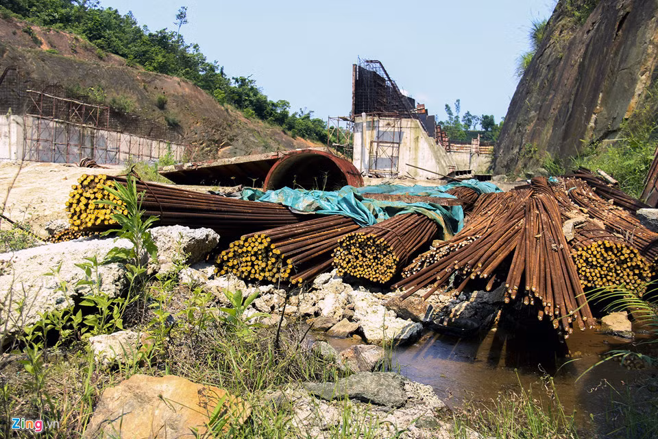 Cuối năm 2012, chủ đầu tư có quyết định phê duyệt dự án với tổng mức đầu tư trên 4.400 tỷ đồng gồm vốn tự có, vốn vay, vốn hỗ trợ từ ngân sách nhà nước. Trong đó nguồn vốn hỗ trợ từ ngân sách Trung ương và địa phương hơn 1.200 tỷ. Ảnh: Zing.