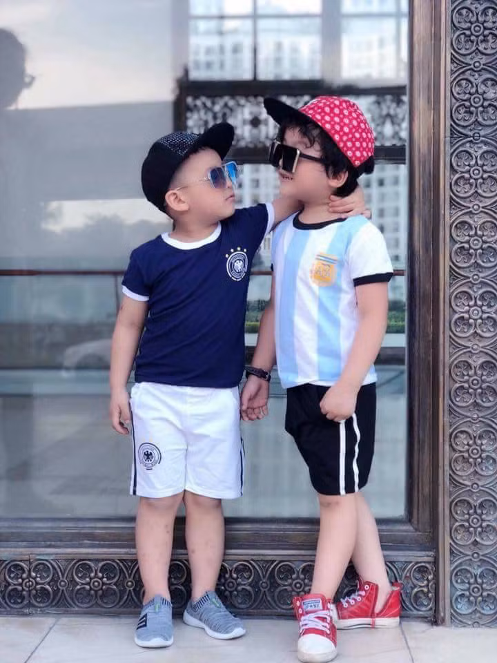 Những bộ quần áo cầu thủ cho trẻ em có giá từ 95.000 đến 150.000 đồng với đủ kiểu dáng của các đội bóng tham dự World Cup được nhiều cửa hàng quần áo trẻ em chào bán. Ảnh: FB Lại Hằng‎.