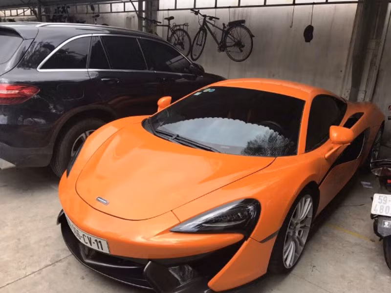 Ngoài biệt thự, ông trùm ma túy này còn sở hữu một siêu xe McLaren trị giá 25 tỷ đồng. Điều kỳ lạ là siêu xe này mang BKS có nền trắng, chữ và số màu đen, có số hiệu CV. Theo Vietnamnet, loại BKS này chỉ được cấp cho các nhân viên hành chính kỹ thuật mang chứng minh thư công vụ của các cơ quan đại diện ngoại giao, cơ quan lãnh sự, tổ chức quốc tế… Ảnh: Vietnamnet.
