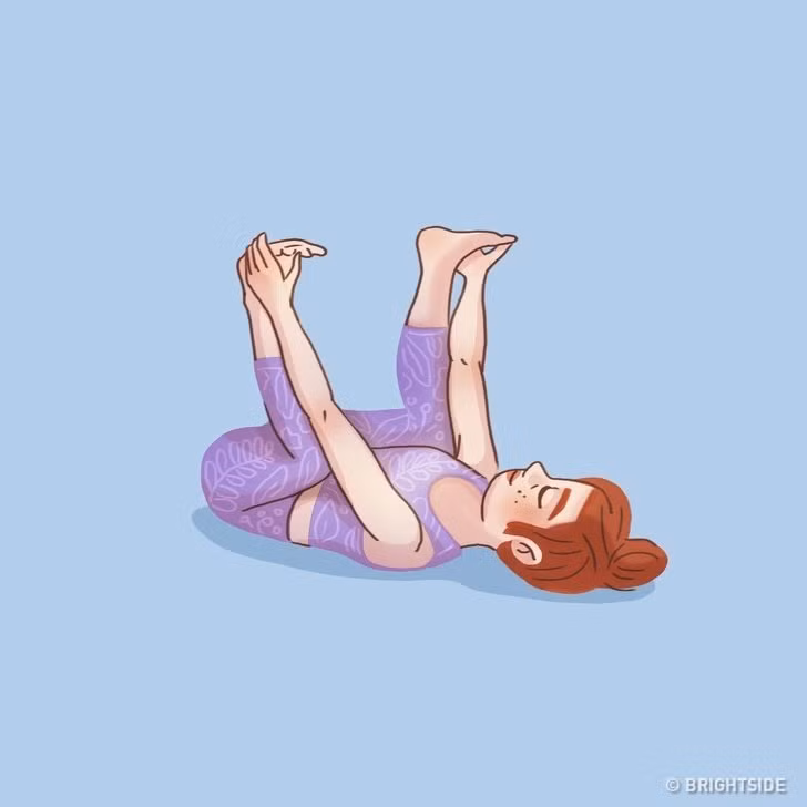  Tư thế em bé hạnh phúc Nằm ngửa, thở ra và gập đầu gối về phía bụng của bạn. Hít vào và lấy 2 tay nàm 2 bàn chân. Từ từ mở đầu gối rộng hơn một chút so với thân trên. Sau đó kéo chúng về phía nách. Hãy chắc chắn rằng mắt cá chân của bạn vuông góc với sàn nhà. Giữ tư thế này trong 30 giây. 