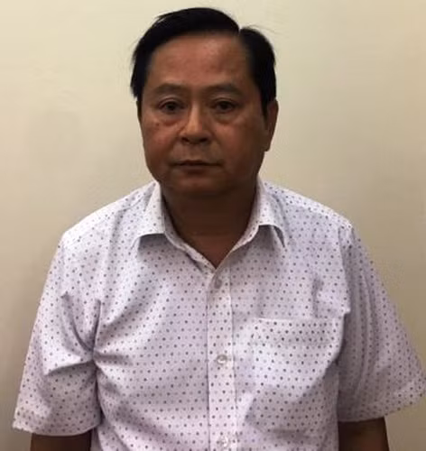 2. Nguyên Phó Chủ tịch UBND TP HCM - Nguyễn Hữu Tín bị khởi tố vì liên quan sai phạm tại các dự án liên quan đến Phan Văn Anh Vũ (tức Vũ “nhôm”) tại TP HCM.