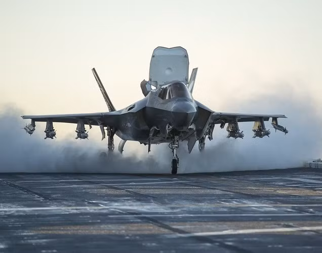 Một ngày nào đó bãi đáp trực thăng của USS Zumwalt có thể đủ sức chứa cả máy bay F-35B.