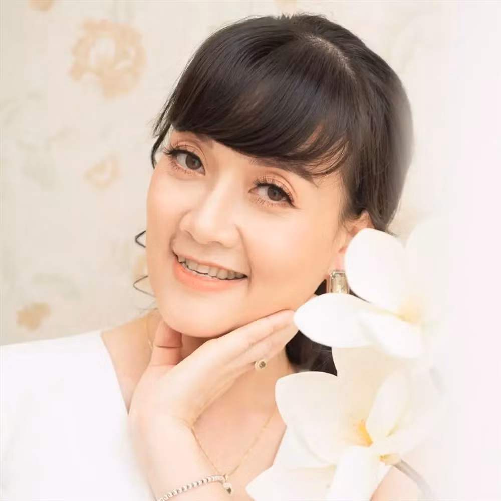 Trước khi thành danh hài, cô còn từng thử sức trong cuộc thi sắc đẹp và lọt Top 20 Hoa hậu Việt Nam. Vân Dung được khán giả nhận xét vừa có tài vừa có sắc nên mới "sống dai" được với nghề. Sau ánh đèn sân khấu, Vân Dung chọn lối sống kín tiếng, ít chia sẻ về chuyện gia đình với truyền thông. Vậy nên những hình ảnh về cơ ngơi bạc tỷ mà nữ nghệ sĩ chia sẻ trên trang cá nhân ngay lập tức thu hút sự chú ý của công chúng.