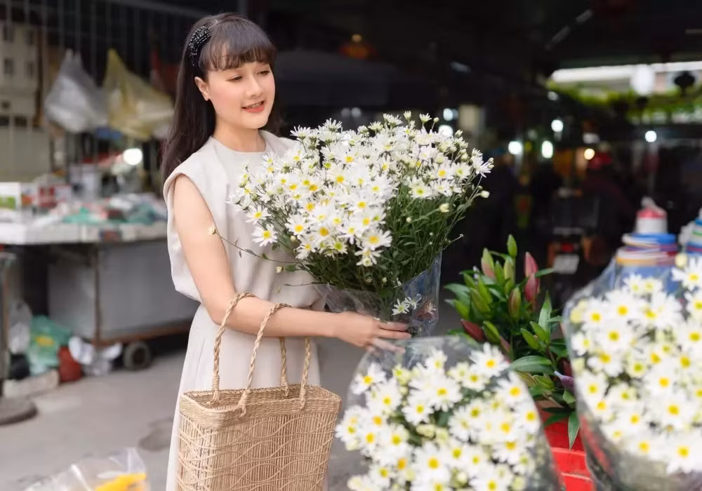 Ngoài đời, Vân Dung sống nội tâm, sợ những nơi đông người. "Mỗi lần bước chân xuống sân khấu lúc nào cũng trong tình trạng ngại ngùng, xấu hổ, rụt rè rồi đi vào những nơi vắng người, ngồi một mình và ít khi trò chuyện" - cô kể.
