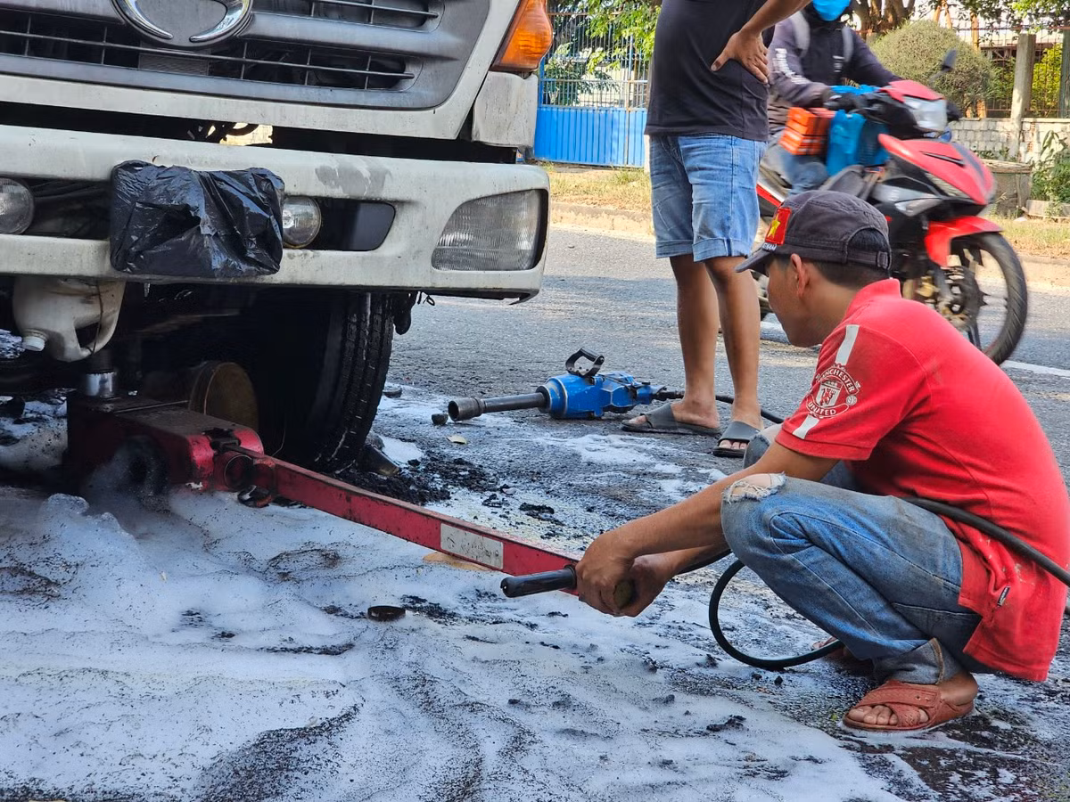 Bọt chữa cháy còn lênh láng khắp nơi.
