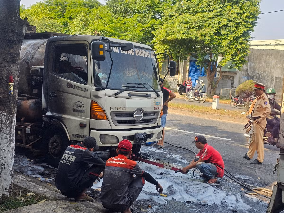 Lực lượng chức năng đang hỗ trợ cẩu tải phương tiện.
