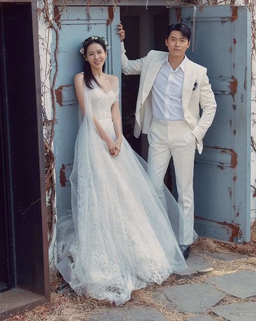 Chiều 31/3, trên trang cá nhân, Son Ye Jin đăng tải những hình ảnh trong "hôn lễ thế kỷ" để kỷ niệm hai năm ngày cưới. Trong ảnh, Hyun Bin diện bộ suit tông trắng lịch lãm. Son Ye Jin diện hai mẫu đầm cưới gợi cảm.