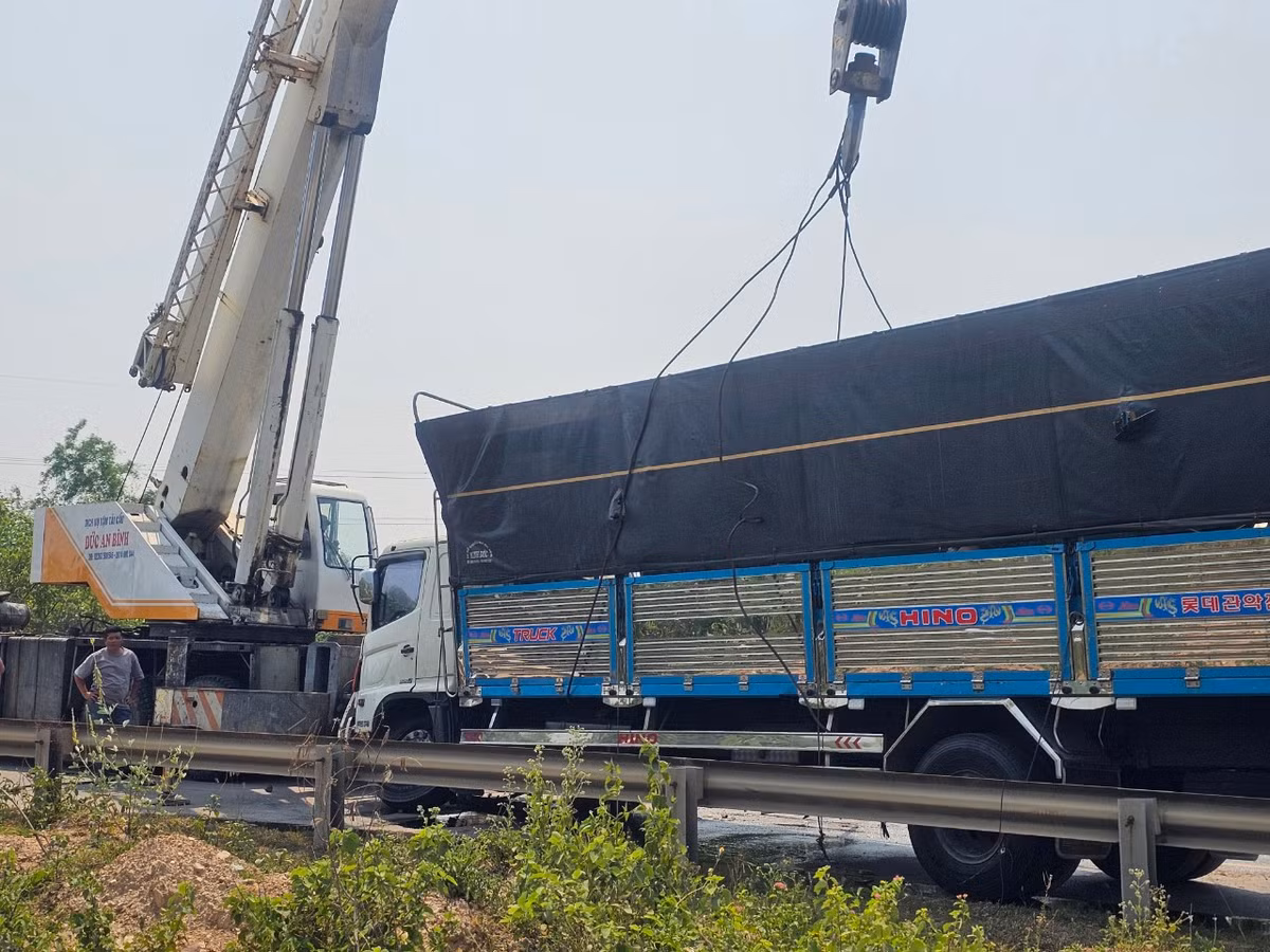 Rất may, thời điểm xảy ra vụ việc là sáng sớm, phương tiện lưu thông trên đoạn đường này khá vắng.