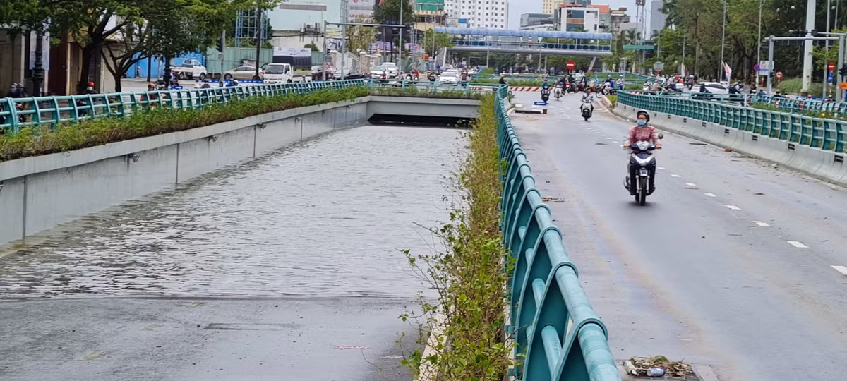 Sau 5 năm vận hành, tình trạng ngập nước tại hầm chui Điện Biên Phủ do Tập đoàn Thuận An thi công vẫn tái diễn nhiều lần và người dân lại thấp thỏm mỗi khi lưu thông qua hầm khi mưa lớn.