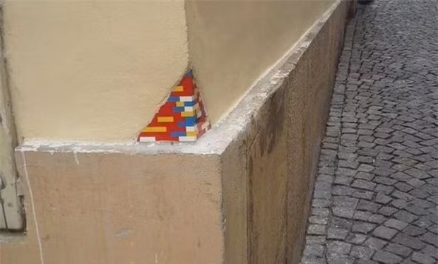 3. Khi bạn thích lego, tường nhà mình bị hỏng và cái kết.