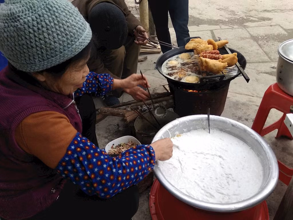 Bánh nổi lên, hai mặt đều vàng ươm là có thể dùng được