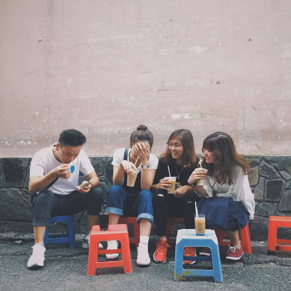 'Lầy có gu' cùng hội bạn thân: "Phong tục ngầm" trong giới 9X là họp nhóm bạn thân vào ngày Tết. Dù là bạn thân, có lẽ mỗi năm, cả hội cũng chỉ hẹn hò được đôi lần. Sao Tết này không cùng nhau "đổi gió" bằng cách tự nấu ăn tại nhà, thay vì mòn mỏi tìm hàng quán? Hoặc một chuyến đi du lịch với dresscode nhóm "chất lừ" cũng là ý tưởng thú vị. Đừng lười nhé vì chỉ ít năm nữa thôi, khi mỗi người đều có gia đình riêng sẽ rất khó gặp đấy! Ảnh: Kendinh95.