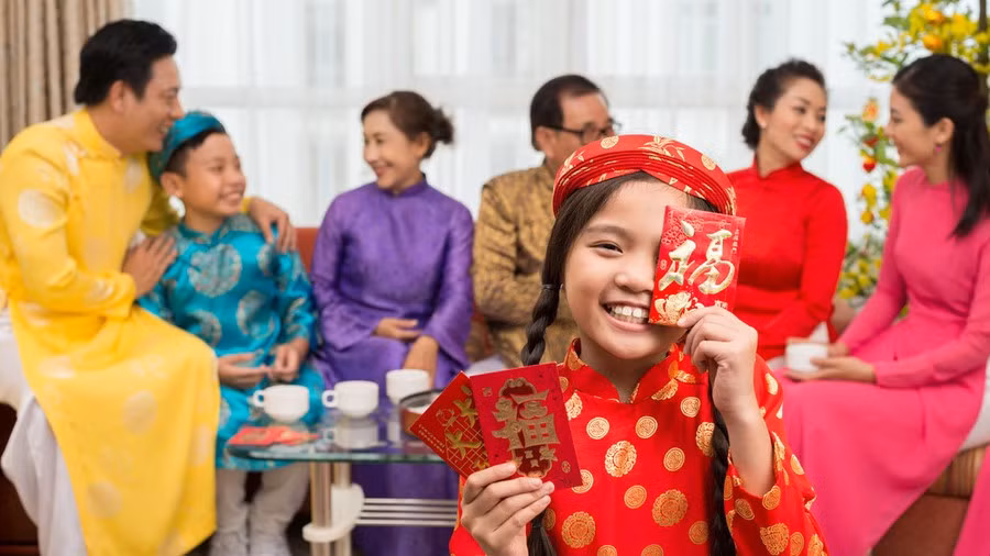 "Bé lớn rồi, bé chủ động lì xì em nhỏ": Sức hấp dẫn của việc nhận lì xì thật sự khó cưỡng, dù là thuở bé vắt mũi chưa sạch hay cả khi đã xa nhà đi học, đi làm. Tết này, bạn hãy thử mang đến niềm vui lì xì cho các em nhỏ. Cảm giác mấy đứa nhóc hò reo tít mắt, cảm ơn rối rít cũng đủ để Tết của bạn "đậm đà" hơn. Ảnh: Shutterstock.