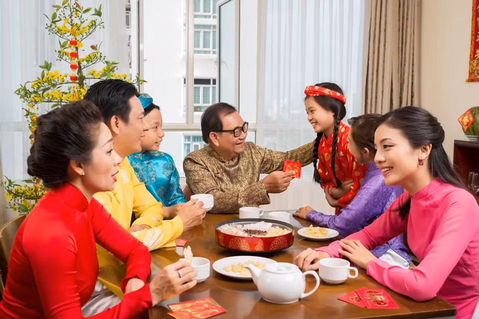 Từ háo hức chờ lì xì đến chủ động đi chúc Tết: Mùa xuân này, thế hệ 9X trẻ nhất cũng đã 20 tuổi. Nhớ ngày nào, tất cả còn háo hức chờ cha mẹ đưa khi chúc Tết khắp xóm, hồi hộp mở lì xì rồi lại gửi hết cho người lớn giữ hộ. Nhưng giờ đến lúc bạn chủ động đề nghị chở cha mẹ đi thăm họ hàng để cảm nhận ý nghĩa thật sự của việc chúc Tết đầu năm. Ảnh: VNM.