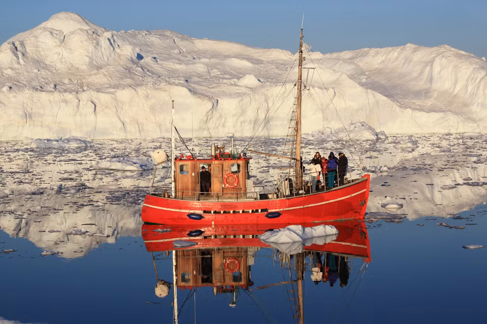 Vịnh băng Ilulissat (Greenland): Ilulissat nổi tiếng với những vịnh băng khổng lồ được UNESCO công nhận là Di sản Thế giới. Tuy nhiên, nếu Trái Đất tiếp tục nóng lên, nhân loại sẽ sớm không còn được chiêm ngưỡng những núi băng siêu thực tại đây. Chính phủ Greenland luôn tích cực quảng bá địa điểm du lịch này với những lời kêu gọi du khách nên tới đây trước khi băng tan hết. Ảnh: Greenland Travel.
