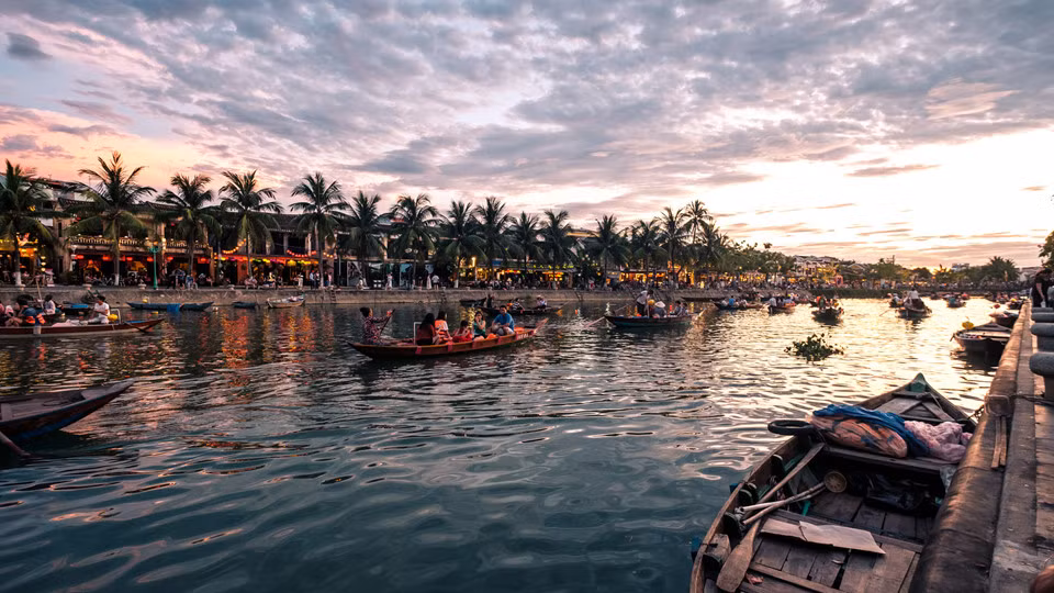 Hội An (Quảng Nam, Việt Nam): Nằm ở miền Trung Việt Nam, Hội An là di sản văn hóa, điểm du lịch nổi tiếng thế giới. Tuy nhiên, những năm gần đây, khu vực này thường xuyên xảy ra bão lũ. Các ngôi nhà cổ tại đây được cảnh báo nhiều về tình trạng mục, lún do nước sông dâng cao. Ảnh: Clayborn.