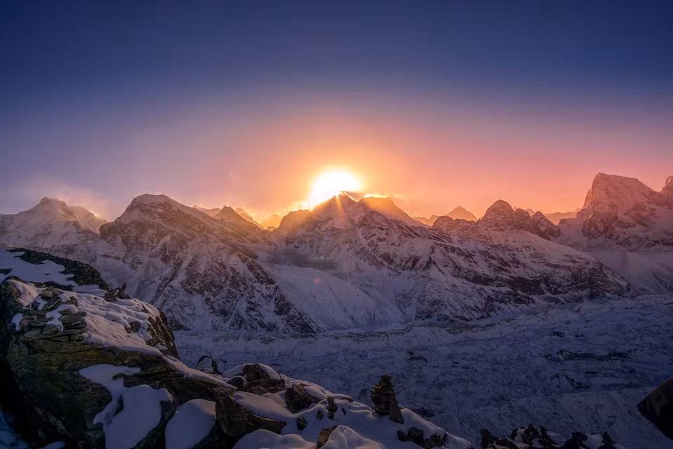 Everest: Là một phần của dãy Himalaya, núi Everest nằm trong công viên quốc gia Sagarmatha (Nepal), đang hứng chịu sự ảnh hưởng của vấn nạn nóng lên toàn cầu. Nhiệt độ tăng khiến các sông băng trên dãy Himalaya tan chảy, sườn núi Everest bị sạt lở nghiêm trọng, ảnh hưởng lớn đến kết cấu của nóc nhà thế giới. Ảnh: Christoph Liebl.