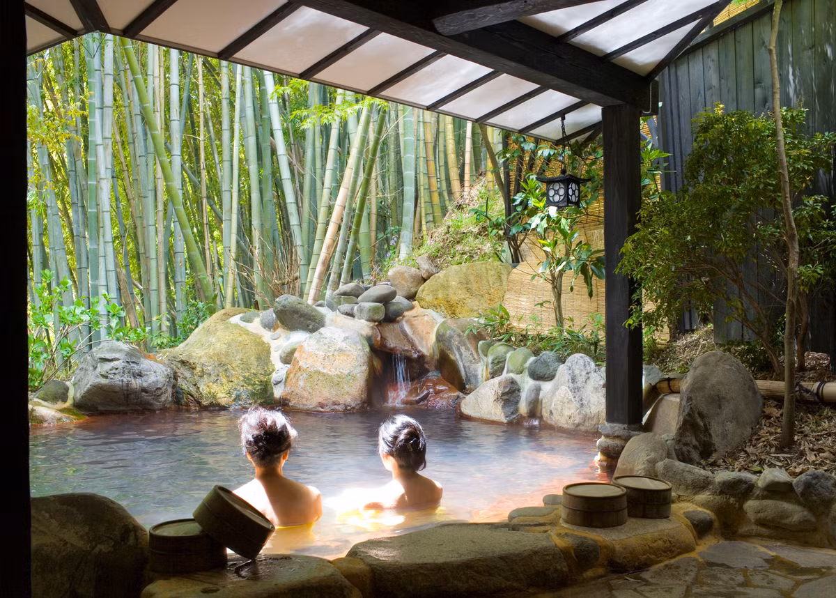 Phòng tắm công cộng: Bạn có thể tìm thấy suối nước nóng Nhật Bản (onsen) trên khắp đất nước. Một số nhà tắm công cộng thậm chí còn cung cấp chỗ ở qua đêm như ở Hàn Quốc. Mức giá bạn phải trả thấp nhất là khoảng hơn 300.000 đồng/đêm.