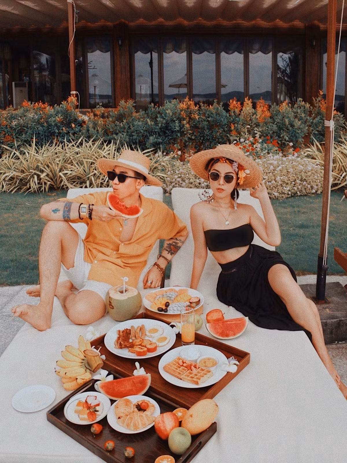 Lên đồ cho mỗi chuyến đi: Trước mỗi chuyến đi, bạn nên lựa chọn trang phục phù hợp để đảm bảo mình luôn nổi bật trong tấm ảnh, bởi “một bộ váy tuyệt vời có thể khiến bạn ghi nhớ những gì đẹp đẽ về cuộc sống”, Marilyn Monroe.