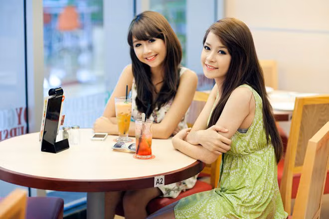 Nhan sắc của 2 cô nàng hot girl thời mới nổi...
