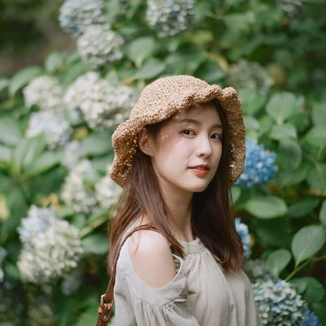 Pimtha (23 tuổi) được biết đến như hot girl có sức ảnh hưởng lớn không chỉ tại Thái Lan, mà còn ở nhiều nước khác tại châu Á bởi vẻ đẹp thuần khiết, dễ thương. Sở hữu chiều cao khiêm tốn 1,54 m, song hot girl là fashion icon của giới trẻ khi có gu thời trang bắt kịp xu hướng. 9X ghi điểm khi có thể nói thành thạo 3 thứ tiếng: Thái, Nhật và Anh.