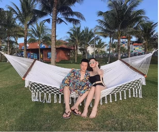Trong khi đó, tên trang cá nhân, cầu thủ Huy Hùng gửi lời chúc năm mới nhiều thành công tới các thành viên trong đội tuyển Việt Nam và người hâm mộ. Anh chàng không quên đăng ảnh bên bạn gái Thuỳ Dương trong ngày đầu năm.