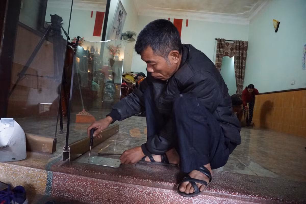 Nhiều nhà dân nằm cách đó hàng trăm mét cũng bị vỡ cửa kính.