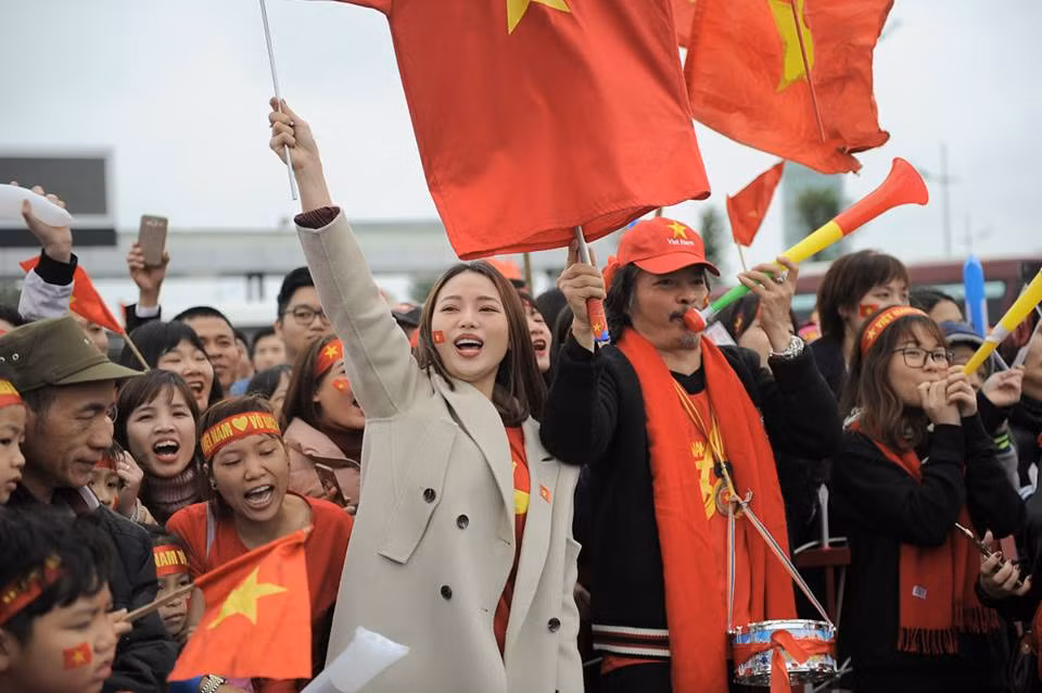 Kế hoạch ban đầu, đội tuyển U23 Việt Nam sẽ về đến sân bay quốc tế Nội Bài vào lúc 11h30. Tuy nhiên, chuyến bay sẽ hạ cánh lúc 13h muộn hơn so với dự kiến. Sau lễ đón tại Sân bay, đội tuyển sẽ về báo công trước Lăng Chủ tịch Hồ Chí Minh, trước khi vào Trụ sở Chính phủ dự cuộc gặp Thủ tướng Chính phủ Nguyễn Xuân Phúc.