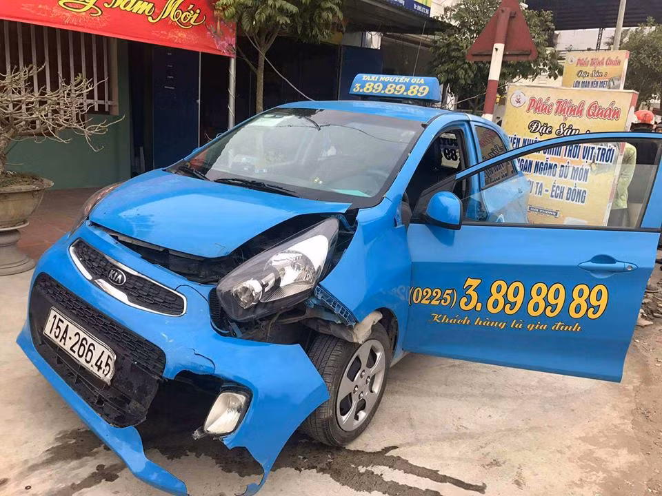 Xe taxi cũng bị hư hỏng sau khi bị "xe điên" tông.