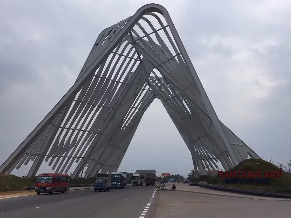 “Cổng tỉnh” Quảng Ninh đặt tại xã Bình Dương, thị xã Đông Triều (tiếp giáp giữa Hải Dương và Quảng Ninh) với số vốn đầu tư lên đến 198 tỷ đồng được thiết kế bằng khung thép với 08 cột chính có độ cao từ 38-43m, kết hợp giữa hai yếu tố di sản thiên nhiên thế giới Vịnh Hạ Long và Trung tâm phật giáo YênTử gồm đài sen, hồ cảnh, đồi nhân tạo, giao thông cảnh quan.