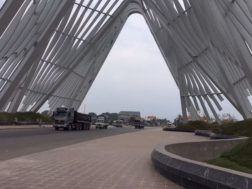 Vỉa hè được lát đá khá khang trang.