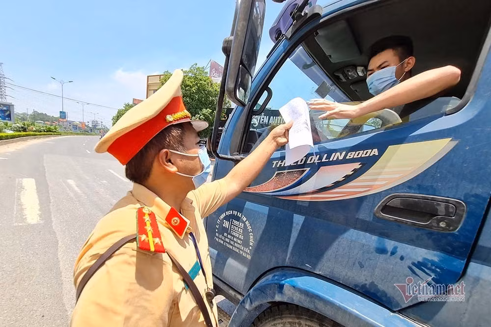 Hinh anh “nhoi tim” noi tuyen dau chong dich-Hinh-2