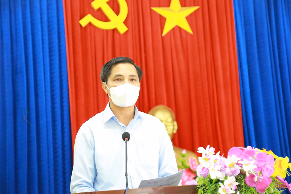 Trao đổi với PV Báo Tri thức &amp; Cuộc sống chiều ngày 16/5, Bí thư Vũ Văn Diện nhấn mạnh: "Không thể chủ quan, lơ là phòng chống dịch. Trong bất cứ hoàn cảnh nào nếu làm không chặt chẽ thì sẽ gây hậu quả nghiêm trọng". (Ảnh: Ông Vũ Văn Diện, Bí thư Thành ủy kết luận tại hội nghị rút kinh nghiệm diễn tập).