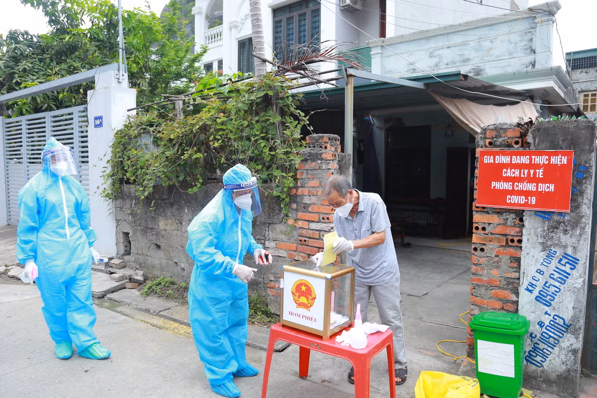 Tỉnh Quảng Ninh diễn tập bầu cử ĐBQH khóa XV và Đại biểu HĐND các cấp nhiệm kỳ 2021 - 2026 trong khu vực dân cư phong tỏa do dịch bệnh COVID-19 tại khu phố 6. 