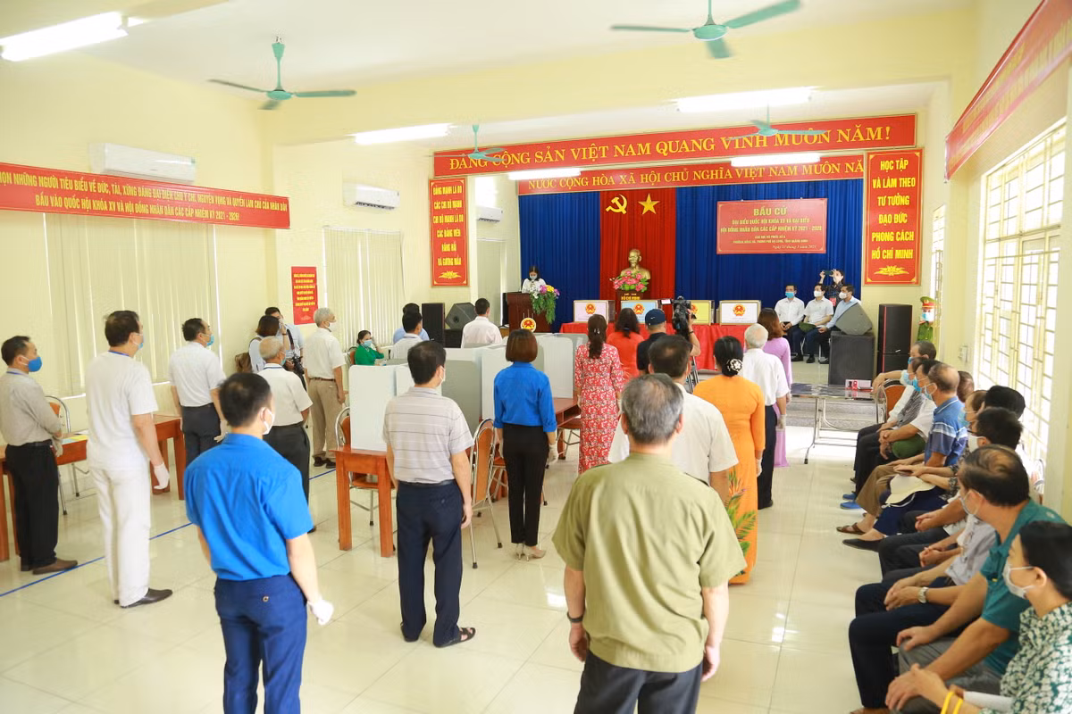 Tình huống giả định đặt ra trong cuộc diễn tập là: Ngày 20/5/2021, tại tổ 4 khu 6 phường Hồng Hà, TP Hạ Long, Quảng Ninh ghi nhận 01 ca mắc COVID-19. Ban Chỉ đạo phòng chống dịch COVID-19 của phường Hồng Hà đã phối hợp với Trung tâm Y tế thành phố tổ chức đưa bệnh nhân đi cách ly, điều trị; truy vết, thu dung các F1 và thực hiện phong tỏa 1 phần khu vực tổ 4, tổ 5, khu 6 theo Quyết định của UBND thành phố, gồm 45 hộ, 181 nhân khẩu, 135 cử tri.