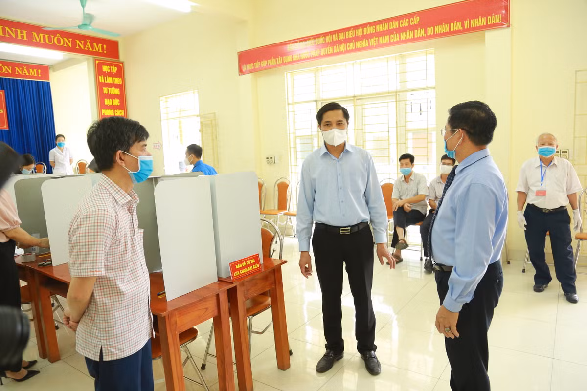 Tình huống hỗ trợ cử tri thuộc diện F2 bỏ phiếu bầu cử được diễn tập nghiêm túc, đúng Luật bầu cử và quy định phòng chống dịch. 