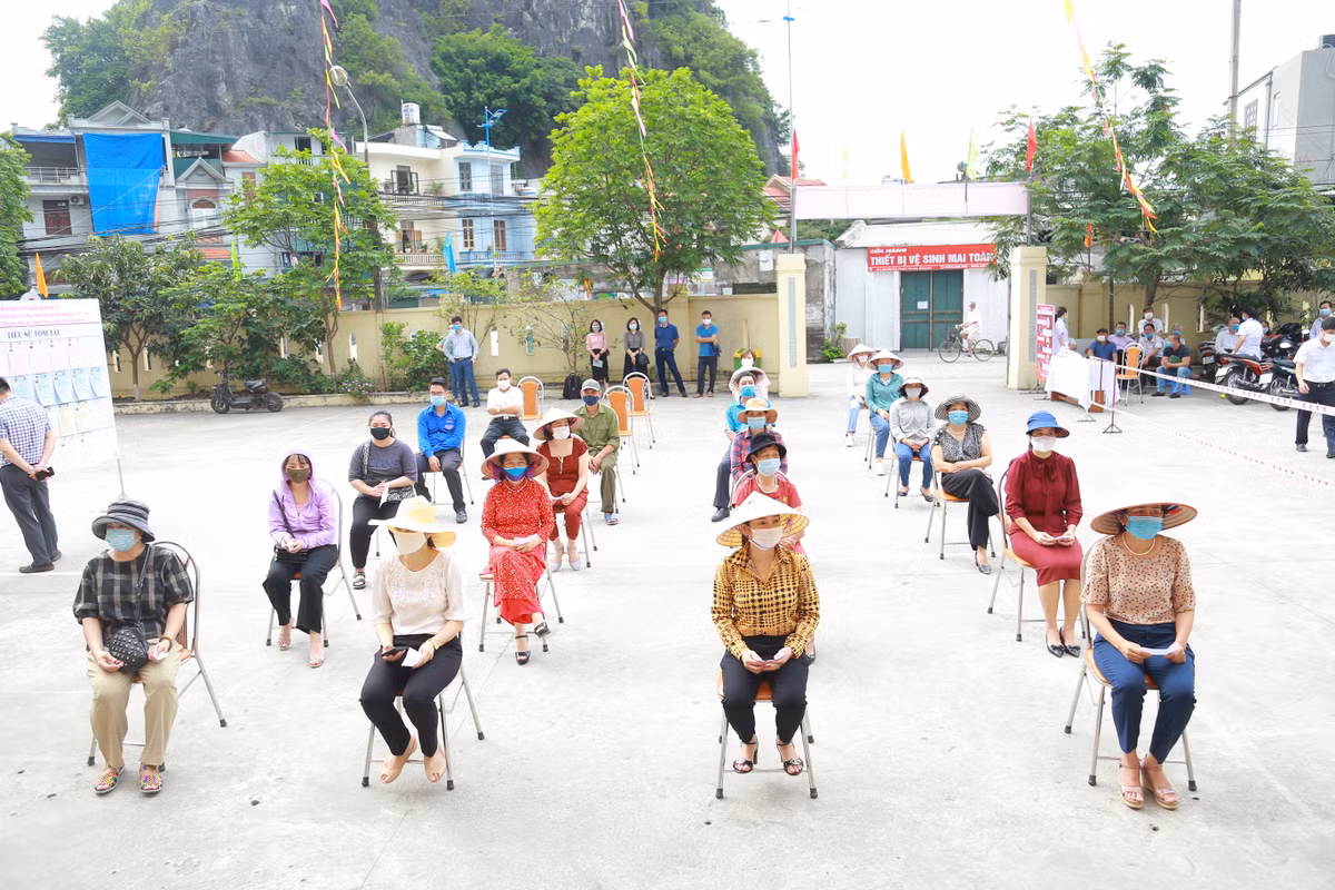 Cử tri đến bầu cử phải đeo khẩu trang, sát khuẩn tay, giữ khoảng cách và đo thân nhiệt tại phía ngoài trước khi vào điểm bầu cử. Cán bộ tổ bầu cử mặc quần áo bảo hộ, đeo khẩu trang, đeo găng tay hướng dẫn cử tri bỏ phiếu.