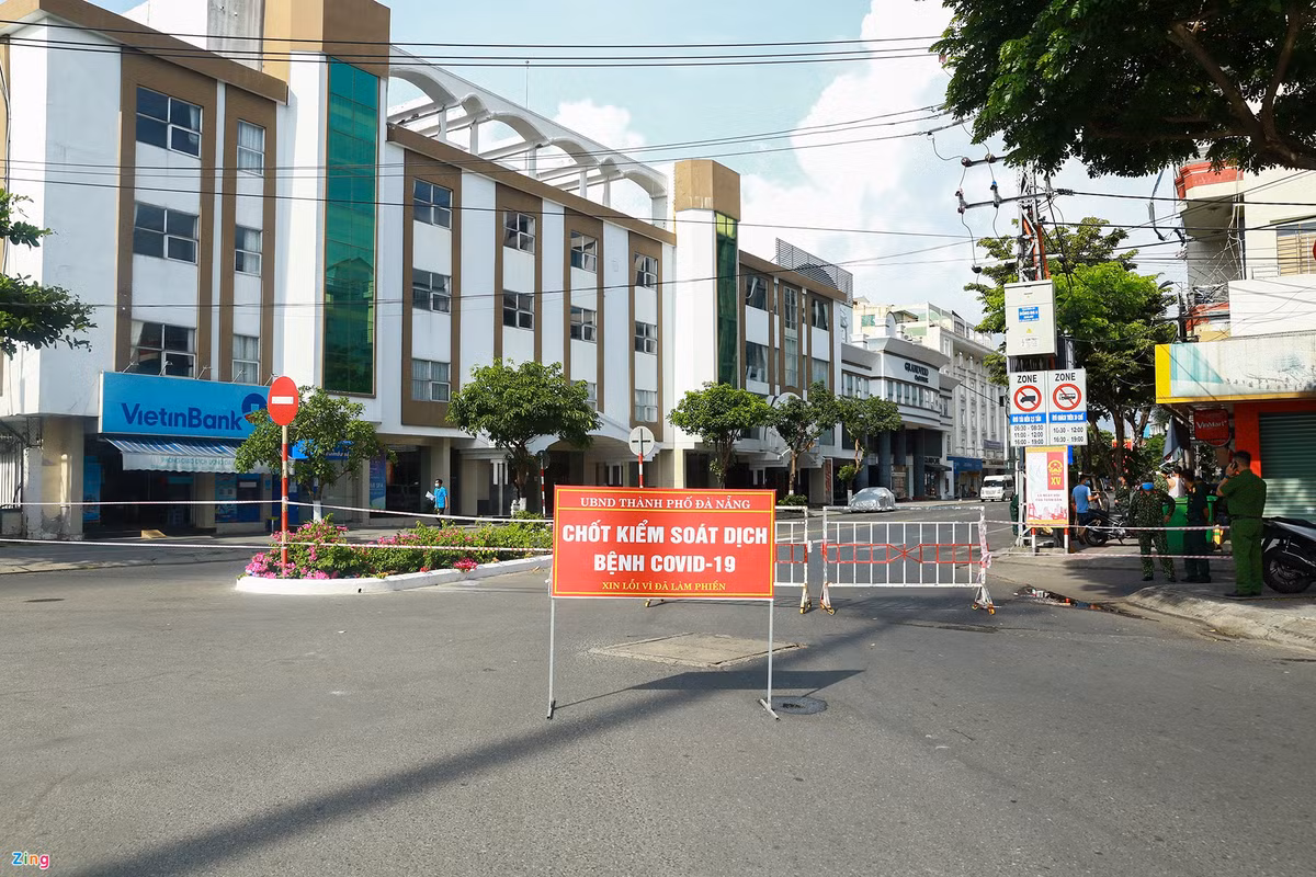 Phun hoa chat khu khuan quanh quan bar New Phuong Dong