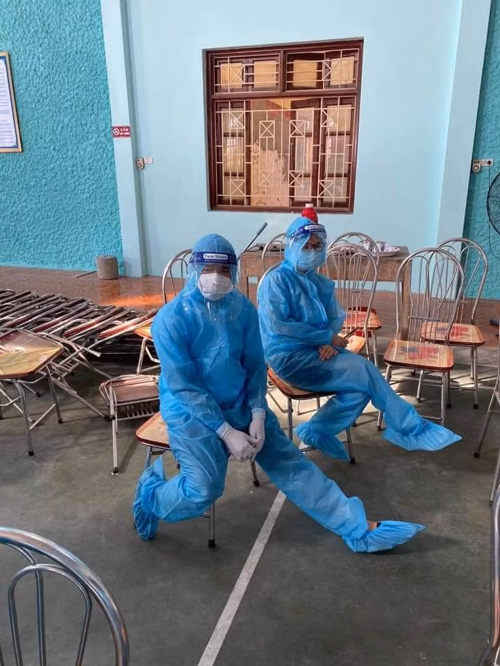 Đến nay, toàn tỉnh Bắc Giang đã cách ly y tế 92 thôn, tổ dân phố; giãn cách xã hội 28 xã, phường, thị trấn, 15 thôn, tổ dân phố; cách ly xã hội 4 huyện; giãn cách xã hội TP Bắc Giang. Bắc Giang chỉ đạo các cơ quan, đơn vị trên địa bàn thực hiện giãn cách xã hội sắp xếp, bố trí cán bộ, công chức, viên chức, người lao động làm việc luân phiên.