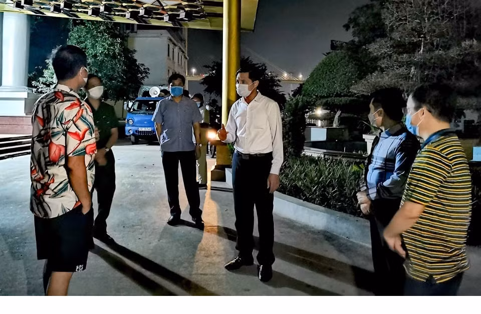 Phong tỏa tạm thời hành trình đường lên trường tiểu học Hạ Long (phường Hòn Gai), cơ sở kinh doanh karaoke KTV (phường Yết Kiêu), nơi chồng bệnh nhân Hà làm việc.