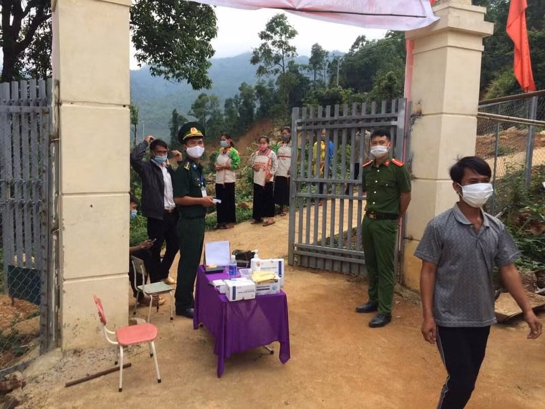 Để đảm bảo an toàn cho các điểm bầu cử trên địa bàn, các lực lượng biên phòng, công an, dân quân tự vệ cũng đã triển khai các lực lượng thường trực tại các điểm bỏ phiếu từ nhiều ngày qua. Đồng thời, đề phòng mưa lũ xảy ra, giao thông đi lại khó khăn, Ủy ban bầu cử xã Pa Ủ dự kiến sẽ cho vận chuyển các hòm phiếu về trung tâm xã để kiểm phiếu. 