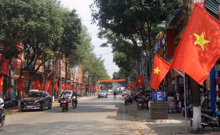 Dong bao cac dan toc tung bung di bau cu DBQH khoa XV va DBHDND cac cap-Hinh-2