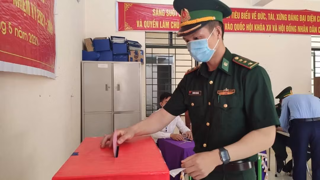 Các thành viên của Ủy ban Bầu cử tỉnh Lai Châu đã xuống các tổ bầu cử tại các huyện, thành phố kiểm tra công tác bầu cử để đảm bảo đúng ý nghĩa Ngày Bầu cử - Ngày hội của toàn dân.